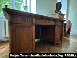 Стіл, за яким, можливо, працював Іван Франко і Михайло Грушевський