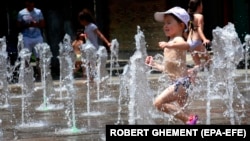 Çagalar yssyny halap barmaýarlar. Bezeg suraty.