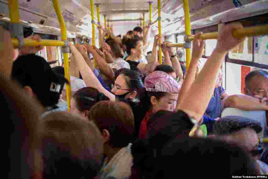 Переполненные автобусы - картина сегодняшнего утра. Если в обычные будни есть шанс доехать до работы или учебы в относительно свободном транспорте, то сегодня об этом нет и речи.