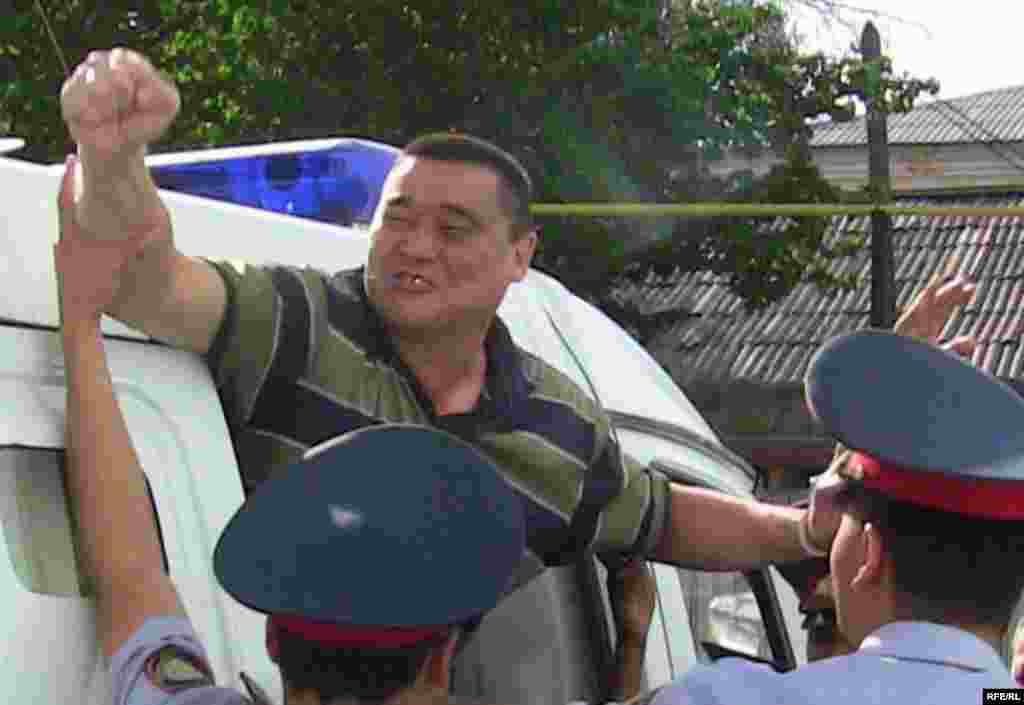 Рамазан Есіргеповтің соты жабық есік жағдайында өтті. Тараз, 8 тамыз 2009 жыл.   - Рамазан Есіргеповтің соты жабық есік жағдайында өтті. Тараз, 8 тамыз 2009 жыл.  