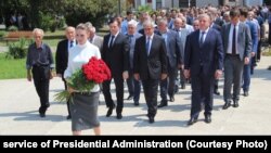 На возложение пришли и отдали дань памяти павшим: глава государства Рауль Хаджимба, представители администрации президента и правительства, ветеранских и общественных организаций, обычные граждане