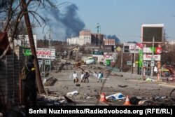 Ірпінці виходять з окупації, прямуючи у Київ, березень 2022 року. Дорогою російські війська часто атакували людей, навіть коли оголошувався зелений коридор