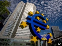 Sculptura euro se află în fața fostei Bănci Centrale Europene din Frankfurt, Germania, miercuri, 13 iulie 2022.