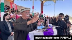 د پښتونخوا ملي عوامي ګوند مشر محمود خان اڅکزی د اپرېل پر درېیمه په پښین کې جلسې ته وینا کوي.