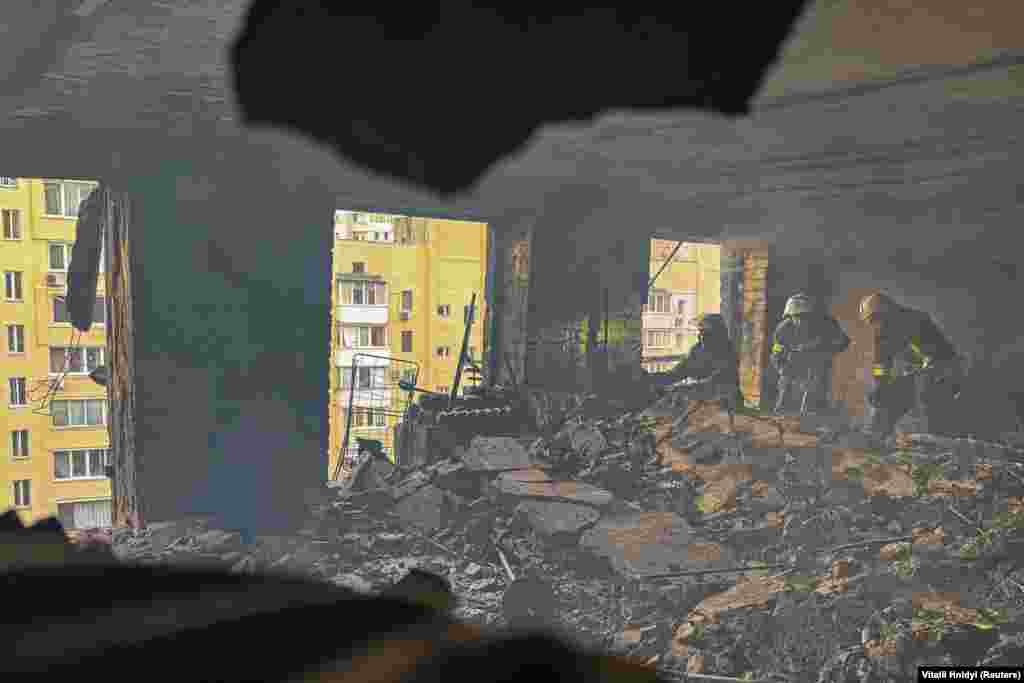 Рятувальники працюють у пошкодженому через російську атаку житловому будинку, Харків, 7 червня 2025 року