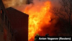  آرشیف: اطفایه در تلاش برای خاموش کردن آتشسوزی در یک کارخانه در سنت پیترزبورگ روسیه