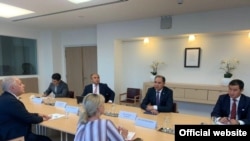 Кыргызстандын Тышкы иштер министринин биринчи орун басары Нуран Ниязалиев менен Европа Биримдигинин Борбордук Азиядагы атайын өкүлү Тери Хакаланын  жолугушуусу. 6-сентябрь, Брюссель