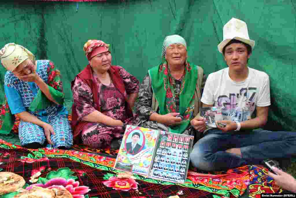 Ошто жакында мерт болуп калган 18 жаштагы жоокер Абдылас Абубакир уулунун өз өмүрүнө өзү кол салганына ата-энеси ишенбей жатышат.