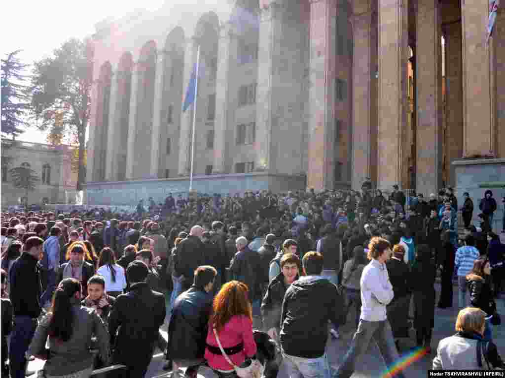 მეთორმეტეკლასელების საპროტესტო მიტინგი პარლამენტის წინ - პარლამენტის წინ შეკრებილი თბილისის სკოლების რამდენიმე ათეული მეთორმეტეკლასელი 2010-2011 სასწავლო წლის საატესტატო გამოცდებს აპროტესტებს.