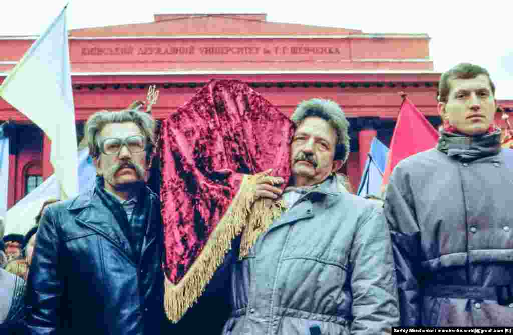 18 листопада 1989 року о 20:30 літак із трунами Стуса, Литвина і Тихого приземлився в київському аеропорту &laquo;Бориспіль&raquo;. Зустрічати їх тоді зібралися сотні людей, які тримали в руках свічки та корогви. ******** На цьому фото, вже 19 листопада, біля Київського національного університету домовину поета Василя Стуса тримають колишні політв&rsquo;язні. На світлині: Левко Лук'яненко (ліворуч) і Михайло Горинь&nbsp; &nbsp;