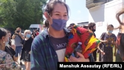 Асия Тулесова у здания следственного изолятора, который она покинула после приговора. Алматы, 12 августа 2020 года.
