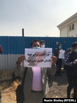 محصلان افغانستان در ایران می‌گویند که در وضعیت بد اقتصادی به سر می‌برند و حتی شماری از آن‌ها مجبور به انجام کارهای شاقه فیزیکی شده‌اند