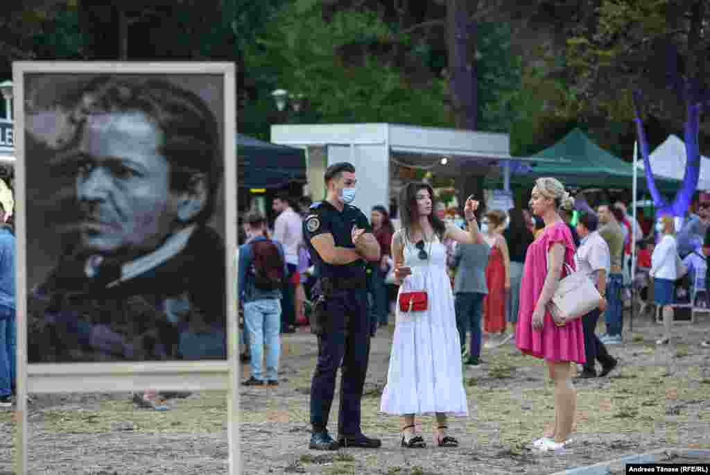 Oameni discută pe esplanada Operei Naționale din București, înaintea galei extraordinare de deschidere a festivalului &bdquo;Promenada Operei&rdquo;.