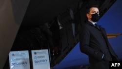 1 березня Іґор Матович зустрів на летовищі таємний вантаж несхваленої російської вакцини. Нині це довело його до відставки