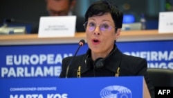 مارتا کاس د اروپايي ټولنې پارلېمان ته وینا کوي - پخوانی انځور. 