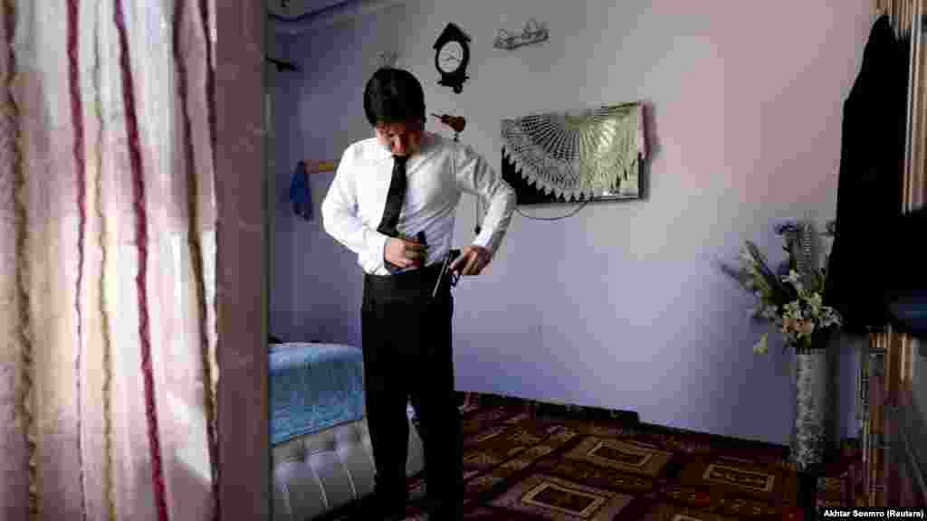 Хазарлық адвокат және құқық қорғаушы Сардар Сахил Хазар-таундағы үйінен шығарда міндетті түрде беліне пистолет қыстырып шығады. "Діни себепке байланысты бізге жиі шабуыл жасайтындақтан 15 жылдан астам уақыт бойы оқшау өмір сүріп келеміз" дейді ол. &nbsp;