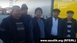 Водители из Узбекистана, застрявшие на ирано-туркменской границе.  