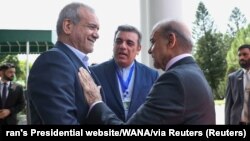 د پاکستان وزیراعظم شهباز شریف (ښي لوري ته) په اسلام اباد کې له ایراني ولسمشر مسعود پزشکیان سره خبرې کوي - د اګست درېیمې انځور.