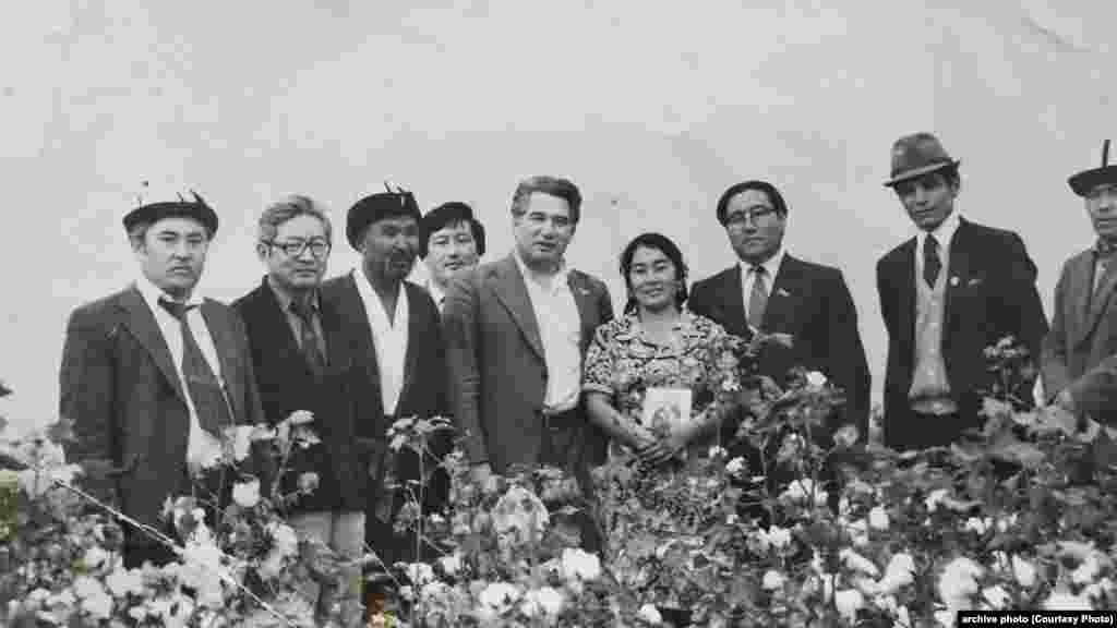 Чыңгыз Айтматов пахта талаасында. Өткөн кылымдын 70-жылдары тартылган сүрөт. Сүрөттү Сүйүнбай Капаров салып жиберген.&nbsp;