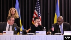 Ministrul german al Apărării Boris Pistorius, președintele Ucrainei Volodimir Zelenski și secretarul american al apărării Lloyd Austin, la reuniunea Grupului de Contact pentru Apărare a Ucrainei la Baza Aeriană Ramstein, Germania, 9 ianuarie 2025