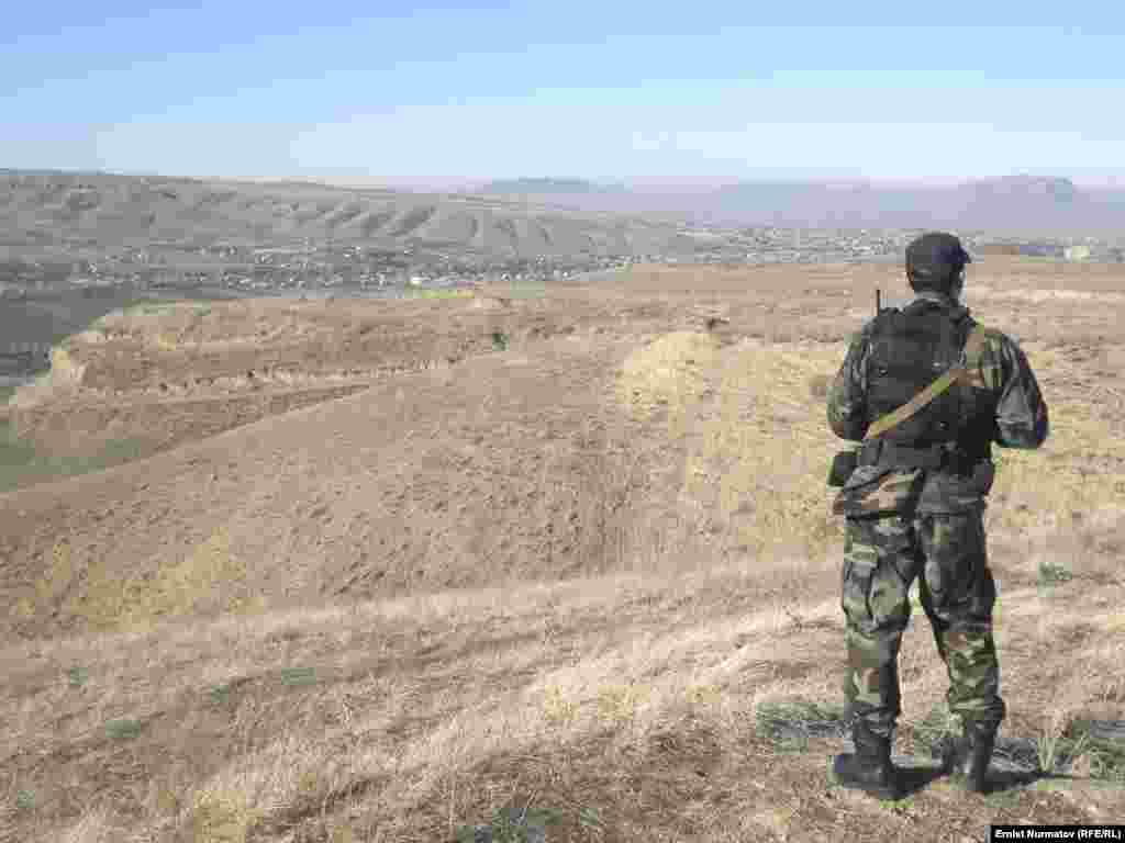 В интервью "Азаттыку" заведующий отделом делимитации границ и развития приграничных территорий аппарата правительства Курбанбай Искандаров назвал одним из спорных участков водохранилище Кемпир-Абад, расположенное в Узгенском районе Ошской области, которое узбекская сторона называет Андижанским. 