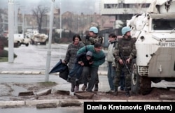Banorë të Sarajevës duke u fshehur nga zjarri i snajperëve në qendër të Sarajevës, 1993.