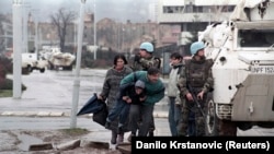 Сарево, 1993, луѓе се кријат од снајперски оган
