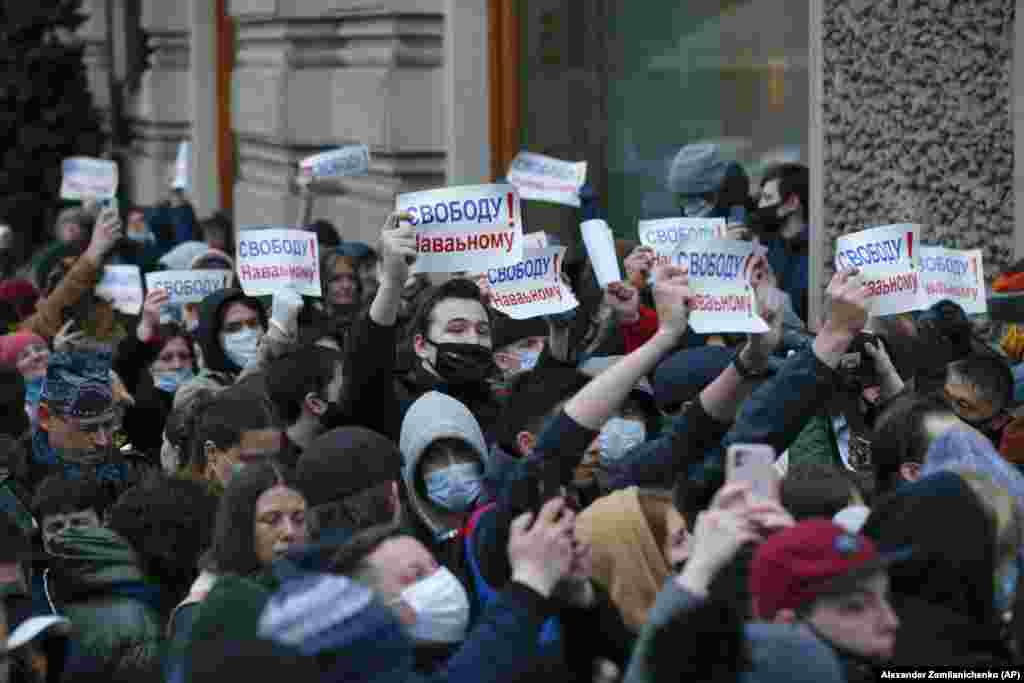 Protesters in Moscow march holding signs reading "Freedom for Navalny!"&nbsp;Navalny went on a hunger strike to demand doctors treat him for severe pain in his back and legs, and his health is reportedly deteriorating.&nbsp;