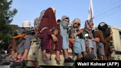 تعدادی از اعضای گروه طالبان هنگام گشت زنی در کابل 