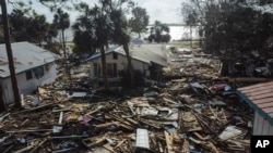 Зруйновані котеджі і мотель після урагану«Хелен»у Седар-Кі, штат Флорида, 27 вересня 2024 року