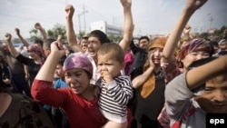 2009 елның июль аенда Өремче урамнарына балаларын күтәреп аналар да чыкты