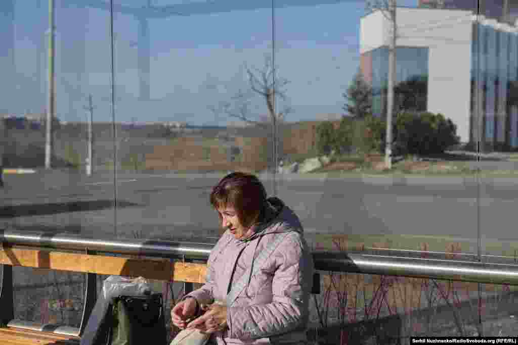 Романівка, на першому фото на горизонті видно пожежу в окупованій Бучі.Ліворуч фото від 7 березня 2022, праворуч – березень 2025 року