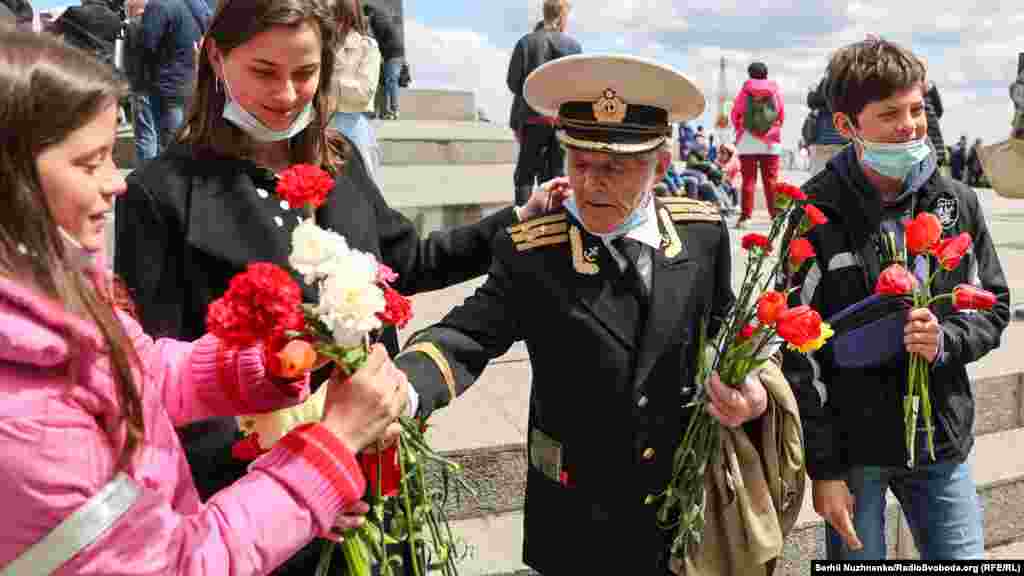 Натомість 31% українців вважають, що потрібно святкувати лише 9 травня. Ще приблизно 9% підтримали ідею вшановувати тільки День пам'яті та примирення 8 травня, 10% байдуже, коли відзначати. Водночас у західних регіонах найактивніше підтримали лише 8 травня (22%), а у південних і східних регіонах більшість виступили тільки за 9 травня (48% та 42% відповідно) 