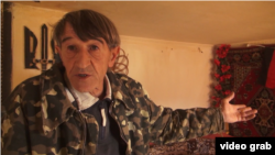 Олег Приходько показує, що залишили по собі російські силовики після обшуку у нього вдома в лютому 2019 року