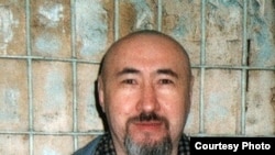 Арон Атабектің Алматыдағы тергеу изоляторындағы (СИЗО) тығылып түсірілген суреті. Алматы 2007 жыл, ақпан.  