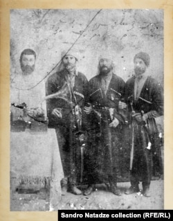 მარცხნიდან: უცნობი. ივლიანე კეჭაყმაძე, სამუელ ჩავლეიშვილი, ლადიკო დოლიძე. 1907 წელი.