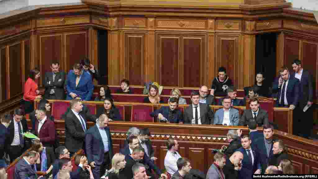 У разі ухвалення Радою рішення про звільнення у відставку йде і весь Кабмін. На фото: прем’єр-міністр України Олексій Гончарук, міністр фінансів Оксана Маркарова, міністр закордонних справ Вадим Пристайко, віцепрем’єр-міністр із питань європейської та євроатлантичної інтеграції України Дмитро Кулеба, віцепрем’єр-міністр, міністр цифрової трансформації України Михайло Федоров, міністр культури, молоді та спорту України Володимир Бородянський та інші