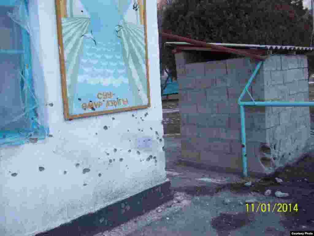 Суу бөлүштүрүүчү жайдын кеңсесинин дубалына да бир канча ок тийген.