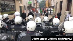 Policija i protivnici ustoličenja Mitropolita crnogorsko-primorskog Srpske pravoslavne crkve Joanikija u Cetinjskom manastiru, u jednoj od ulica na Cetinju, 5. septembra 2021.