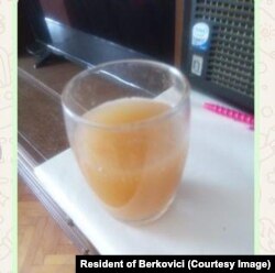 Slika vode u čaši, koju je za RSE poslao stanovnik Berkovića, tvrdeći da se radi o zagađenoj vodi iz česme.