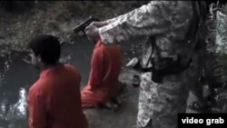 Скриншот видео, распространенного ИГ, где дети показаны исполнителями казни.  