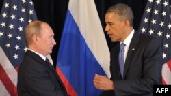 A bipartisan group of U.S. senators wants President Barack Obama (right) to take a tougher stance with his Russian counterpart Vladimir Putin. (file photo)