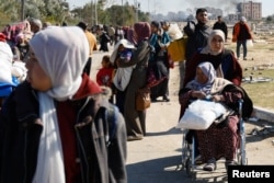 Палестинці, які тікають з Хан-Юніса через ізраїльську наземну операцію на півдні Сектора Гази, 25 січня 2024 року