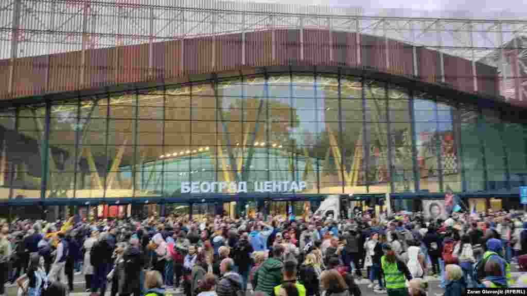 U Srbiji od novembra 2024. traju antivladini protesti predvođeni studentima u blokadi na kojima se traži odgovornost vlasti za tragediju u Novom Sadu