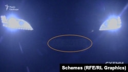 Цей Mercedes має номерні знаки прикриття – тому неможливо зрозуміти, хто саме приїхав привітати олігарха