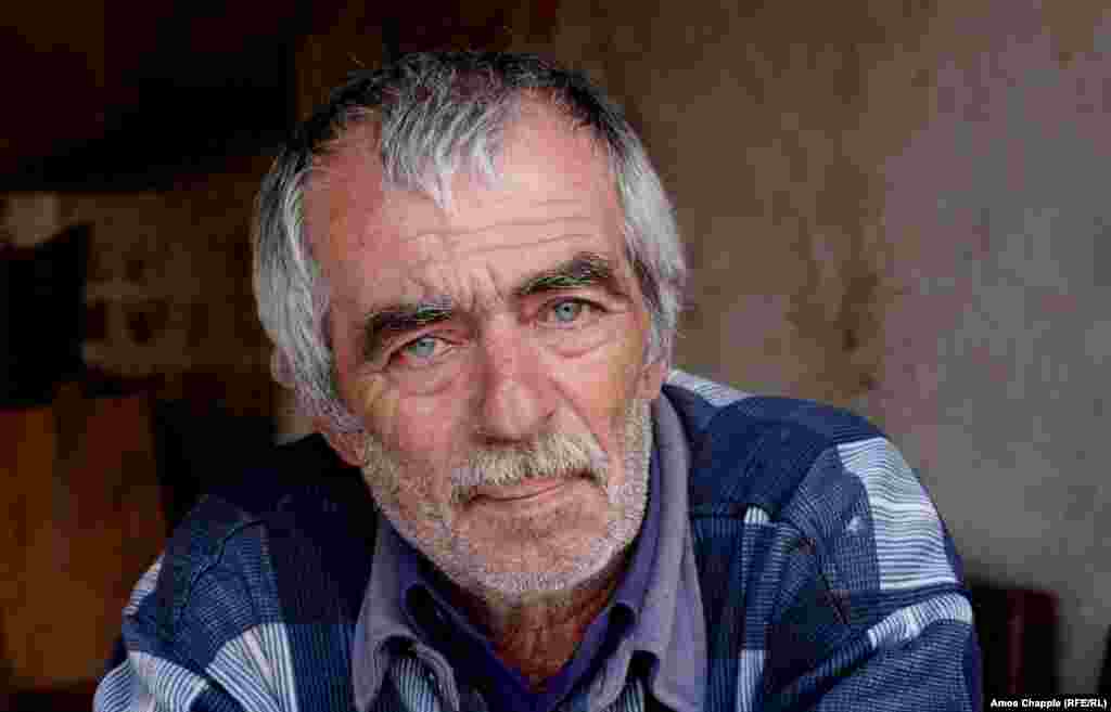 &laquo;Я сидів в якійсь квартирі на п'ятому поверсі, слухаючи шум шосе&raquo; - каже він. Не маючи іншого заняття, крім як &laquo;пити і дивитися телевізор&raquo; Василь прийняв рішення повернутися. Чорнобиль його не відпускав.