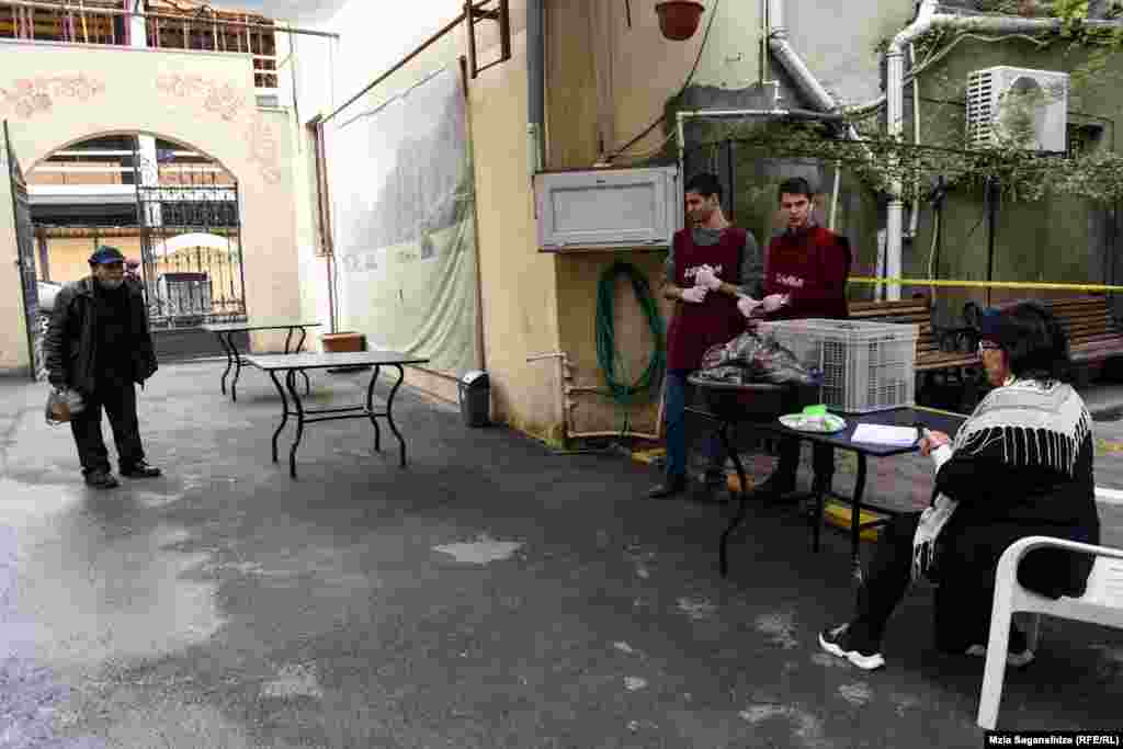 მოქალაქეები და "კათარზისის" თანამშრომლები შორიდან ესალმებიან და მოიკითხავენ ერთმანეთს.