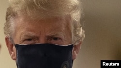 Президент США Дональд Трамп в маске во время посещения Национального военно-медицинского центра в пригороде Вашингтона. 11 июля 2020 года.

