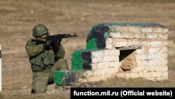 Після анексії Криму в 2014 році Росія проводить регулярні військові навчання на півострові і в акваторії Чорного моря. У Генштабі України дії російських військових у Криму називають незаконними