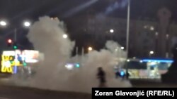 Policija rastura protest u Novom Beogradu, Srbija, 16. avgust 2025.